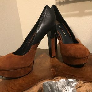 Black leather brown suede pump!